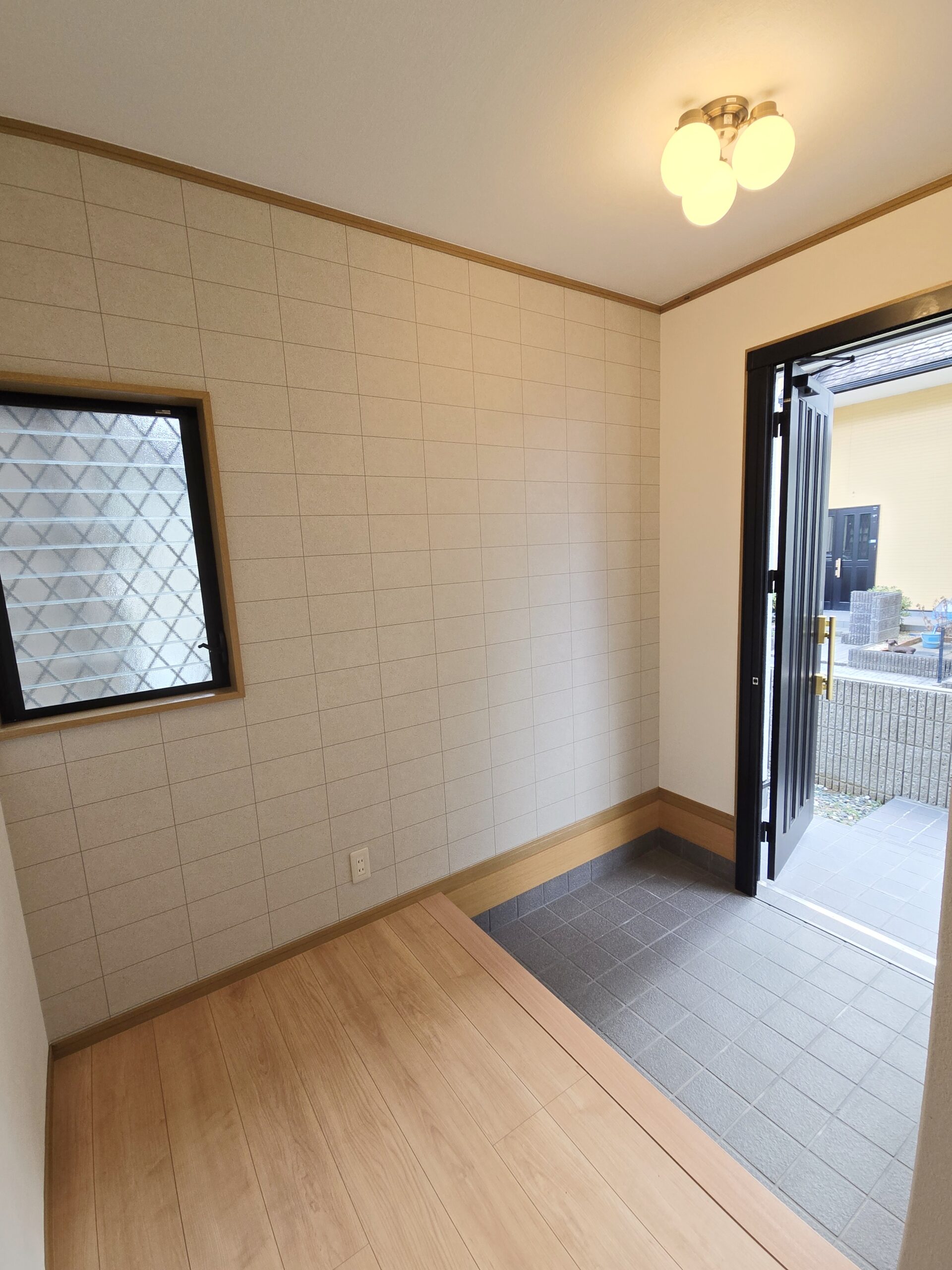 大野873-6玄関内